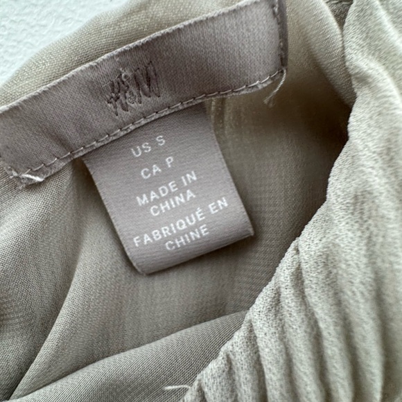 H&M Gray Sleeveless Pleated Blouse Size Small - Picture 5 of 7